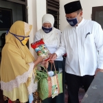 PEDULI WARGA: Bambang Haryo Soekartono (BHS) didampingi istrinya membagikan sembako, di Kelurahan Sidokumpul Sidoarjo, Senin (27/4). foto: MUSTAIN/ BANGSAONLINE