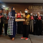 Direktur Utama Perumdam Tirta Pendalungan Jember Ady Setiawan saat menerima penghargaan Award Winner TOP CEO PDAM 2021. (foto: ist)