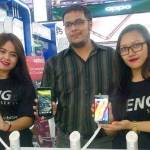 Karyawati Dan Regional Brand Manager AXIOO menunjukkan Smartphone Venge dan Venge X. foto: rusmiyanto/ BANGSAONLINE