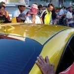 Masyarakat yang ngerumuni mobil sultan tersebut di Jalan Panglima Sudirman, Barurambat Kota, Pamekasan.