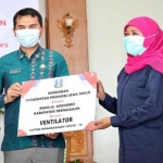 Gubernur Jawa Timur Khofifah Indar Parawansa, menyerahkan secara simbolis ke-25 ventilator tersebut kepada 15 perwakilan RS se-Ex Karesidenan Madiun di Pendopo Kabupaten Madiun pada Jum