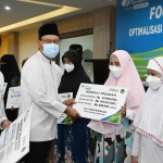 Wali Kota Pasuruan, Saifullah Yusuf, saat memberikan bantuan secara simbolis kepada penerima manfaat
