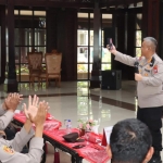 Dirbinmas Kombes Pol Asep Irpan Rosadi saat memberikan arahan kepada ratusan bhabinkamtibmas di Aula Pendopo Kabupaten Malang,