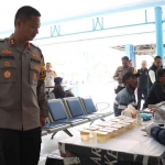 Kapolres Mojokerto Kota saat meninjau pelaksanaan tes urine di Terminal Kertajaya.