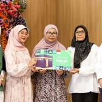(Kiri ke kanan) Helfira Saputri, Business Development Manager Muslim Pro, Dewi Rizki Aryanti, Ratna Dewi Murni, Rahma Arya Setiani, and Vera Galuh Sugijanto, VP General Secretary, Danone Indonesia.