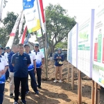 Direktur Utama Petrokimia Gresik, Dwi Satriyo Annurogo (dua dari kanan), saat melihat capaian program makmur. Foto: ist