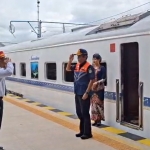 Kedatangan Direktur Operasional KAI dengan kereta KAIS disambut langsung oleh Kepala Stasiun Madiun. Foto: Hendro Suhartono/BANGSAONLINE