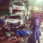 Kondisi mobil innova putih yang ringsek usai menabrak warung di kedungdoro surabaya, Jumat (1/1/2024) dini hari