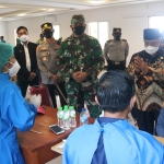Forkopimda Kabupaten Malang menyapa tenaga vaksinator saat meninjau pelaksanaan vaksinasi di Wisata Lembah Indah Desa Ngajum, Kecamatan Kepanjen.