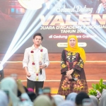 Gubernur Khofifah bersama Juara D’Academy 7, Achmad Valen Akbar.