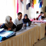 Staf dan karyawan KPU Nganjuk sedang melaksanakan penelitian berkas baceleg yang mendaftar. Foto: BAMBANG/ BANGSAONLINE

