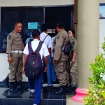 Para pelajar yang terjaring razia dibawa ke kantor Satpol PP Blitar.