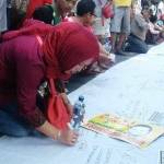 Warga membubuhkan tanda tangan saat Car Free Day di Taman Bungkul Surabaya untuk mendukung Dahlan Iskan.
