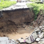 Kondisi jalan yang terputus akibar terjangan banjir bandang. foto-foto: MUJI/ BANGSAONLINE