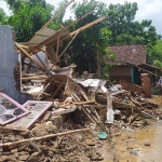 Kondisi rumah warga pasca-diterjang banjir bandang. (foto: AAN AMRULLOH/ BANGSAONLINE)