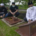 Wakil Wali Kota Surabaya Armudji menyempatkan diri untuk melakukan ziarah ke makam ayahanda di TPU (Tempat Pemakaman Umum) Keputih. (foto: ist)