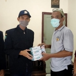 Kartar Krian Sidoarjo saat memberikan bantuan masker dan hand sanitizier kepada para Jurnalis di Basecamp Forwas, Sabtu (6/2/2021).