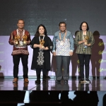Direktur Operasi & Produksi PG Digna Jatiningsih (paling kanan) saat menerima penghargaan 

