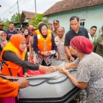 Khofifah saat menyapa warga terdampak banjir di Pasuruan.