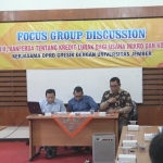 Forum Grup Discussion (FGD) di gedung Pascasarjana Fakultas Hukum Universitas Jember membahas NA - 4 Raperda Inisiatif DPRD Gresik, Selasa (18/2).