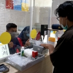 Salah satu warga sedang melakukan perekaman baru KTP elektronik di Kantor Dispendukcapil, Mal Pelayanan Publik Siola, Rabu (29/07). foto: ist.
