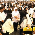 Gubernur Jatim, Khofifah Indar Parawansa hadir pada pembukaan Latsar CPNS golongan II dan III Tahun 2019 di Islamic Centre Surabaya. foto: ist