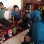 Babinsa Koramil 0817/11 Duduksampeyan bersama petugas kesehatan saat mendatangi warga yang mengalami ODGJ untuk menyuntikkan vaksin Covid-19.