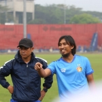 Budi Sudarsono (kaos biru).