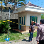 Polisi saat olah TKP terkait kasus tewasnya seorang petugas keamanan di Graha Darmo Satelit Town I, Kecamatan Sukomanunggal, Surabaya.