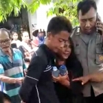 Pasangan sejoli saat diamankan warga saat kepergok mencuri rokok di sebuah toko di Tuban, Senin (19/12/2022)