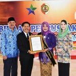 Kepala Perpustakaan Nasional Republik Indonesia Muhammad Syarif Bando bersama Plt. Bupati Pungkasiadi dan Bunda Baca Arumi.
