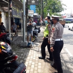 Petugas kepolisian saat olah TKP kecelakaan di Jalan Raya Jati Sidoarjo.
