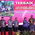 Menteri LHK, Siti Nurbaya Bakar, saat menyerahkan penghargaan kepada Ketua Yayasan Masyarakat Ficus Indonesia Kediri, Ari Purnomo Adi. Foto: Ist