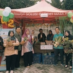 Salah satu stan bazar saat dikunjungi pengunjung. Foto: Ist