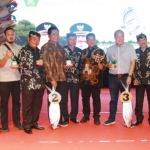 PENAWAR TERTINGGI: Para pemenang Lelang Bandeng Kawak Sidoarjo pose bersama dengan bupati dan wabup. foto: ist