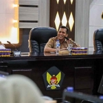 Plh. Sekdakot Kota Kediri sekaligus Ketua Tim TPPS, Ferry Djatmiko, saat memimpin rapat koordinasi. Foto: Ist