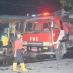 Petugas Pemadam Kebakaran saat memadamkan api di sebuah rumah di Desa Brenggolo Kecamatan Plosklaten. (foto: dendi martoni/BANGSAONLINE)