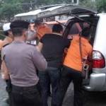 Petugas mengevakuasi mayat Mr. X. foto: ekoyono/ BANGSAONLINE