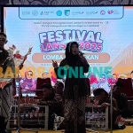Salah satu grup lansia saat mengikuti lomba klothekan. Foto: MUJI HARJITA/BANGSAONLINE