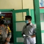 Kapolres Madiun Kota Dewa Putu Eka Darmawan meninjau pelaksanaan vaksinasi Covid-19 di Kecamatan Jiwan, Sabtu (17/7/2021). (foto: ist)