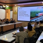 Satlantas Polres Lamongan menggelar kegiatan Pelatihan Penjaga Perlintasan Kereta Api yang diikuti para relawan PJL