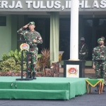 Danrem 084/BJ, Brigjen TNI Widjanarko saat memimpin upacara.