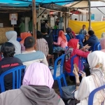 Pemilih yang mengantre di TPS 62 Jalan Nias 3 Lingkungan Tegal Boto Kidul, Kelurahan Tegal Boto, Kecamatan Sumbersari, Kabupaten Jember. Mereka terpaksa menunggu karena KPPS kehabisan surat suara.