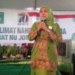 Menteri Sosial, Khofifah Indar Parawansa saat memberikan sambutan di Alun-Alun Jombang, Sabtu (21/05). foto: romza/ BANGSAONLINE