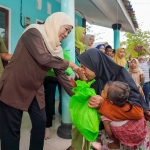 Khofifah Indar Parawansa saat membagikan bantuan sembako dan disambut hangat oleh warga sekitar. Foto: Ist.