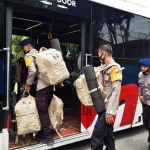 75 personel Satbrimob Polda Jatim yang BKO ke Polda NTT berangkat dari Terminal Cargo Bandara Juanda, Surabaya, Selasa (6/4/2021) siang.