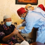 Bupati Tuban, H. Fathul Huda akhirnya menerima vaksin Covid-19 dosis pertama, di kediaman bupati di Kelurahan Latsari, Kabupaten Tuban.