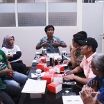 Suasana rapat antara Dispora Kota Surabaya dengan manajemen Persebaya dan perwakilan supporter pendukung Persebaya (Bonek Mania), belum lama ini. foto: ist.