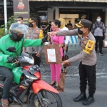 Kapolres Ngawi, AKBP I Wayan Winaya saat membagikan paket takjil kepada pengendara.