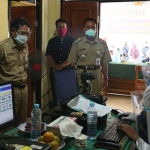 Kepala Disdukcapil Kabupaten Tuban, Rohman Ubaid ikut turun ke desa memantau perekaman KTP elektronik.? (foto: ist).